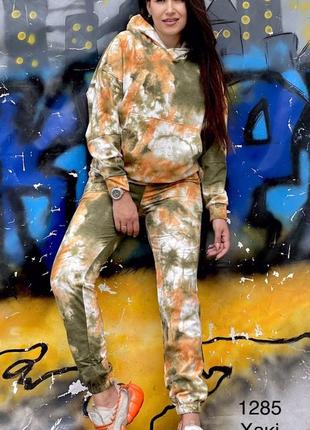 Спортивный костюм в стиле tie-dye