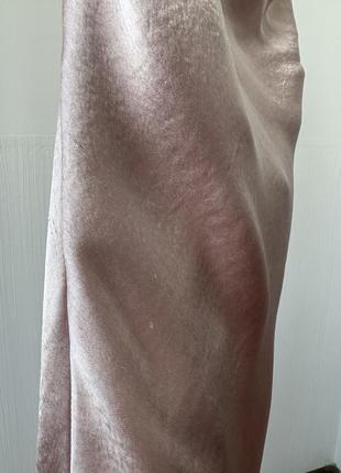 Платье миди в бельевом стиле с разрезом на ножке розовое золото9 фото