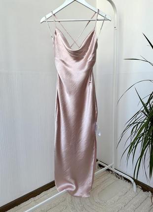 Платье миди в бельевом стиле с разрезом на ножке розовое золото7 фото