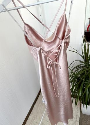 Платье миди в бельевом стиле с разрезом на ножке розовое золото6 фото