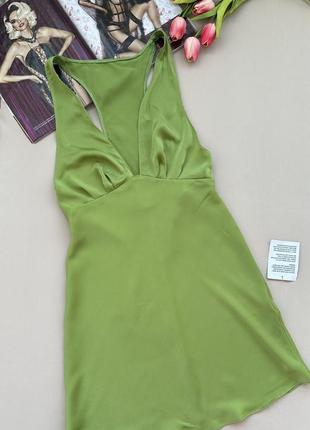 Красивое сатиновое летнее платье мини травяного цвета3 фото