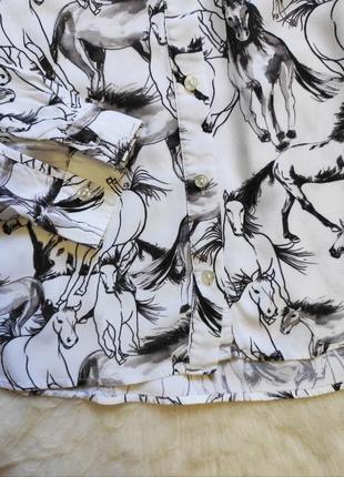 Белая натуральная рубашка блуза с принтом рисунком лошадями лошадь пуговицами батал вискоза8 фото
