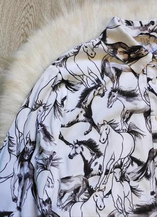 Белая натуральная рубашка блуза с принтом рисунком лошадями лошадь пуговицами батал вискоза6 фото