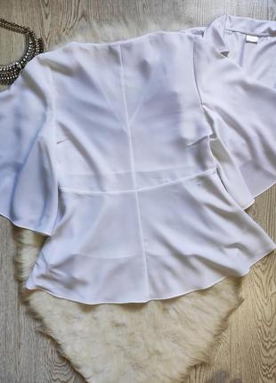 Белая блуза с вырезом декольте рукавами воланами баской шифон короткая love republic7 фото
