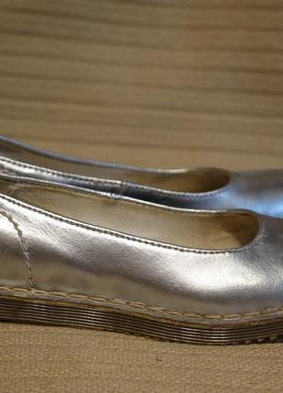 Чудесные кожаные туфли - балетки серебристого цвета dr martens англия 37 р ( 23,6 см.)