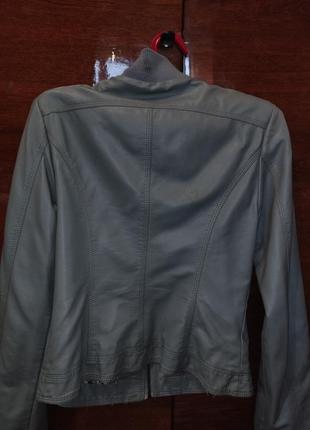 Женская кожаная куртка серого цвета2 фото