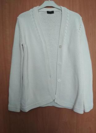 Белая тёплая кофточка на пуговичках