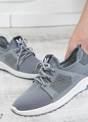 Легкие кроссовки серые