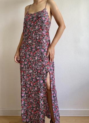 Платье прямого кроя летнее длинное с разрезом на тонких бретельках в цветочный принт сарафан