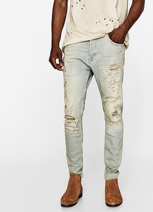 Чоловічі джинси з рваними колінами zara man