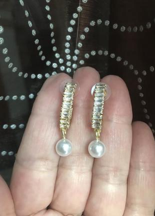 Легкі сережки з штучною перлиною та ювелірним склом