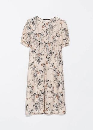 Бежевое платье в цветочек