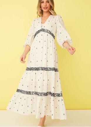 Біле плаття з синьою вишивкою