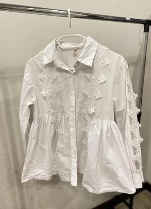Рубашка/блуза находится в белом и черном цвете