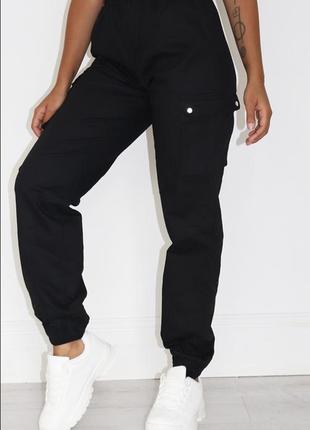 Черные брюки карго с карманами