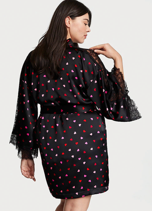 Жіночий сатиновий халат з мереживом чорний з серцями victoria's secret4 фото