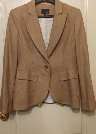 Дуже гарний піджак з гарною вистрочкою