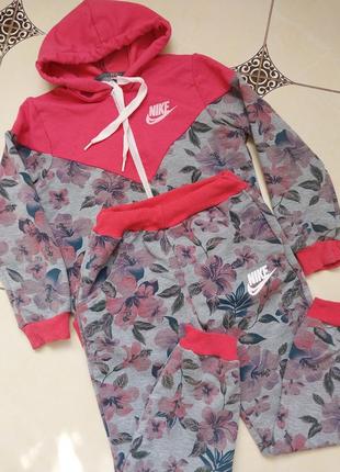 Костюм на дівчинку на 4- 5 років.