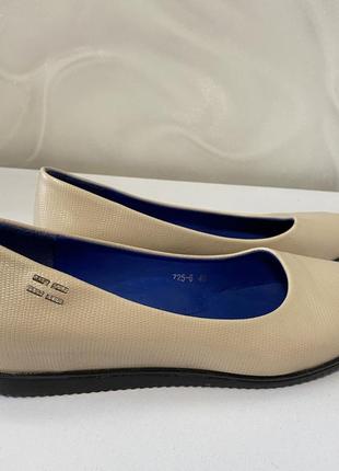 Бежеві лакові туфлі