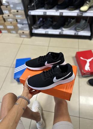 Женские оригинальные кроссовки nike tanjun 812654 011