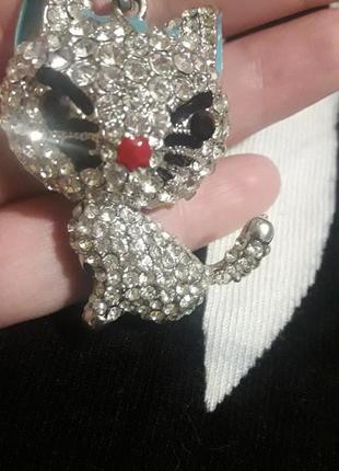 Шикарный новый брелок с кристаллами кошка