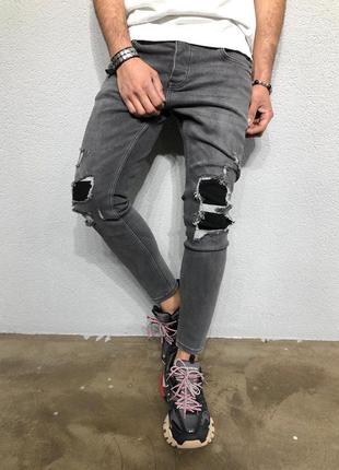 Мужские рваные джинсы серого цвета3 фото