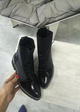 Полегшені жіночі черевики на шнурівці класичного чорного кольору1 фото
