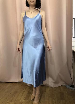 Блакитна сукня в білизняному стилі