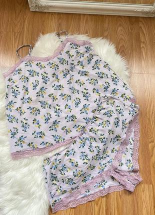 Пижама со шортиками в цветочный принт1 фото