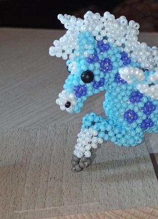 Пегас из бисера, бисероплетения, аммигуруми из бисера, крылатый конь из юиспера.