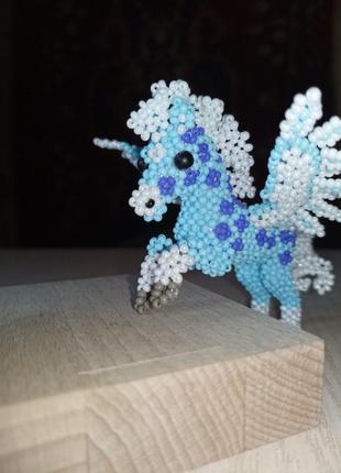 Пегас из бисера, бисероплетения, аммигуруми из бисера, крылатый конь из юиспера.