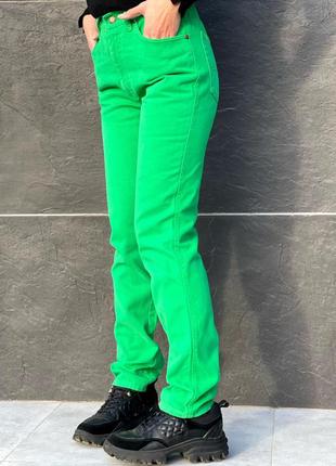 Женские джинсы зеленого цвета2 фото