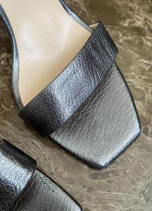 Кожаные босоножки серебристого графитового цвета на высоком каблуке10 фото