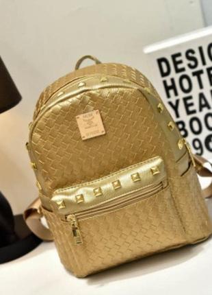 Женский плетеный мини рюкзак с шипами золотистый, рюкзачок золотой прогулочный1 фото