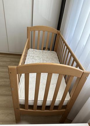 Кроватка детская с маятником