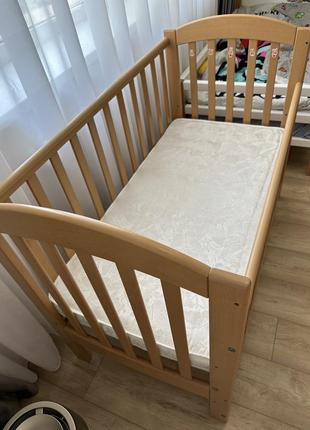 Кроватка детская с маятником