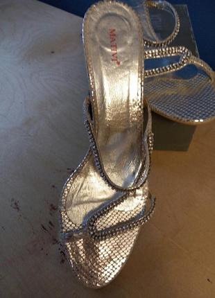 Босоножки шлепки нарядные серебро кожа тонкие ремешки каблук  тотон хилл змейка сваровски1 фото