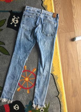 Круті укорочені джинси zara з бахромою рр з /із завищеною талією5 фото