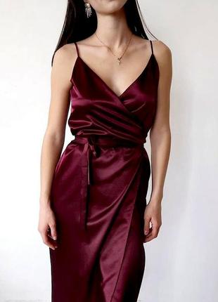 Длинное бордовое платье