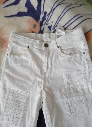 Стильные белые джинсы для девочки7 фото