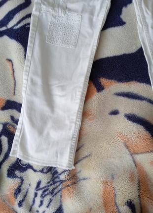 Стильные белые джинсы для девочки8 фото