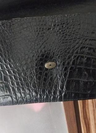 Винтажная кожаная сумка кроссбоди на длинной ручке под кожу крокодила8 фото