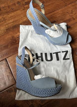Босоніжки на танкетці schutz