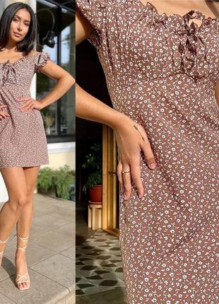 Красивое короткое платье с цветочным узором мокко