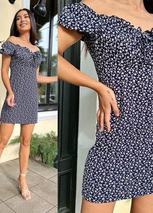 Красивое короткое платье с цветочным узором черный