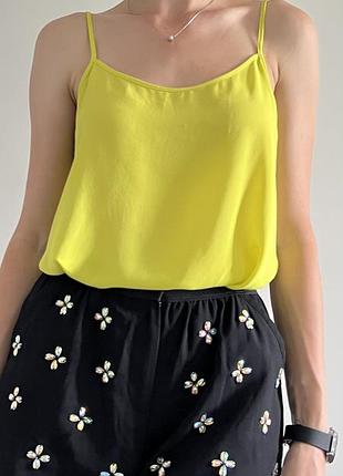 Майка на брителях