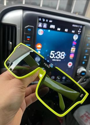 Сонцезахисні окуляри в неоновій оправі