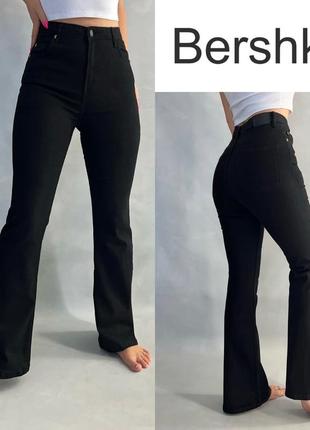 Джинсы клеш черные bershka.