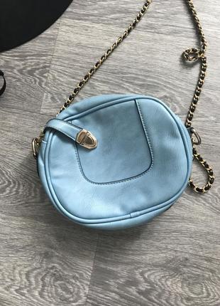 🖤стильна сумка небесно блакитного красивого кольору із золотистою фурнітурою і довгим ланцюжком 🖤