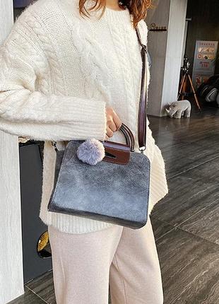Женская мини сумка с меховым брелком5 фото